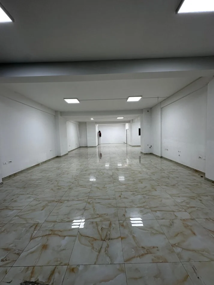 Tirane, jepet me qera Kati 1, 230 m² 2.500 € (Selvi)