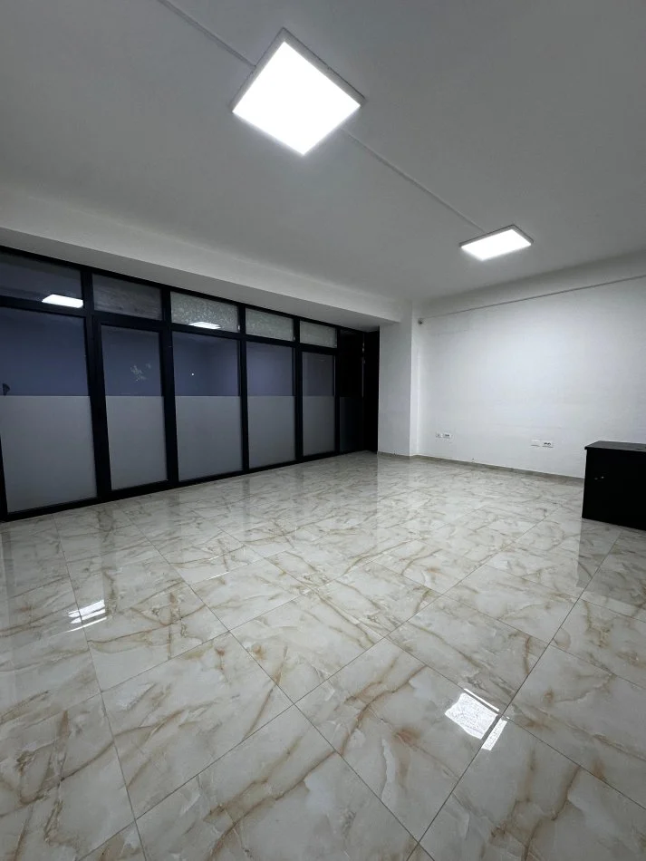 Tirane, jepet me qera Kati 1, 230 m² 2.500 € (Selvi)