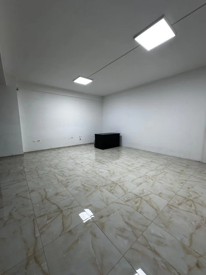 Tirane, jepet me qera Kati 1, 230 m² 2.500 € (Selvi)