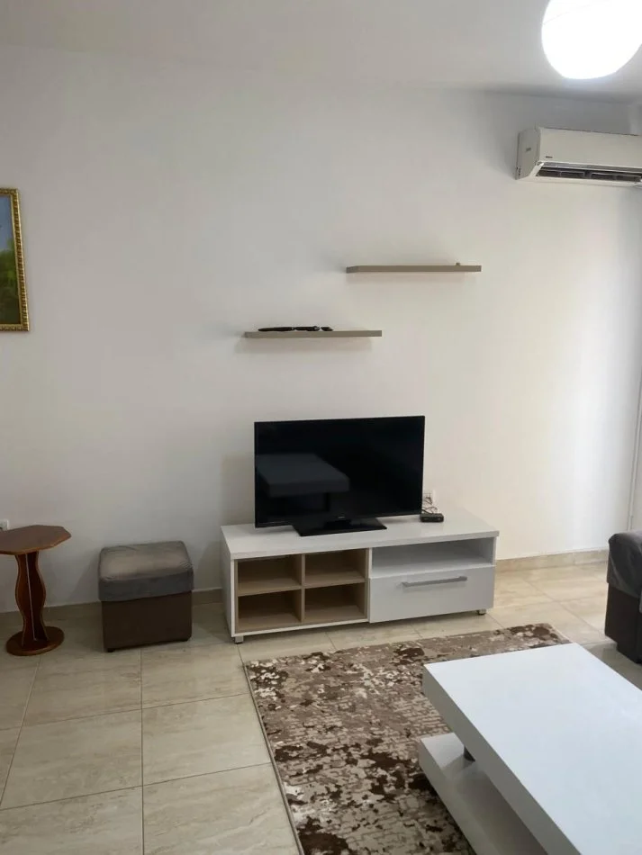 JEPET ME QERA APARTAMENT 2+1 NË VASIL SHANTO AFER KOMUNËS 700 €