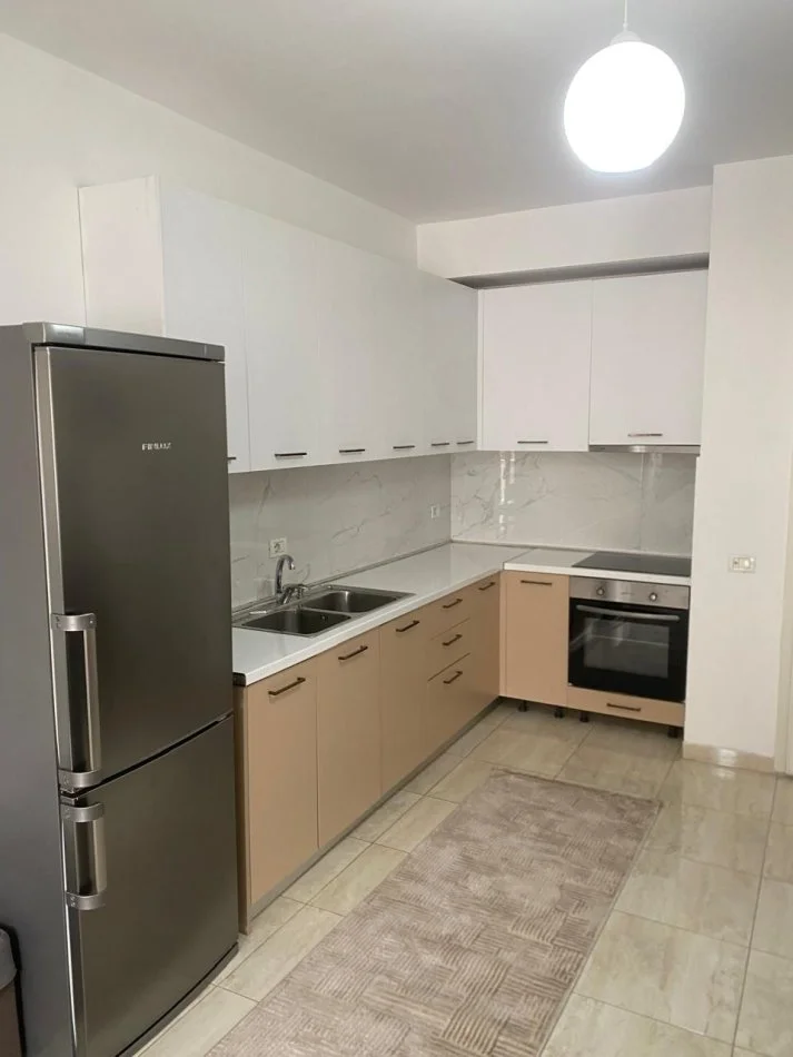 JEPET ME QERA APARTAMENT 2+1 NË VASIL SHANTO AFER KOMUNËS 700 €