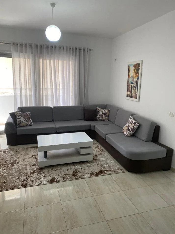 JEPET ME QERA APARTAMENT 2+1 NË VASIL SHANTO AFER KOMUNËS 700 €