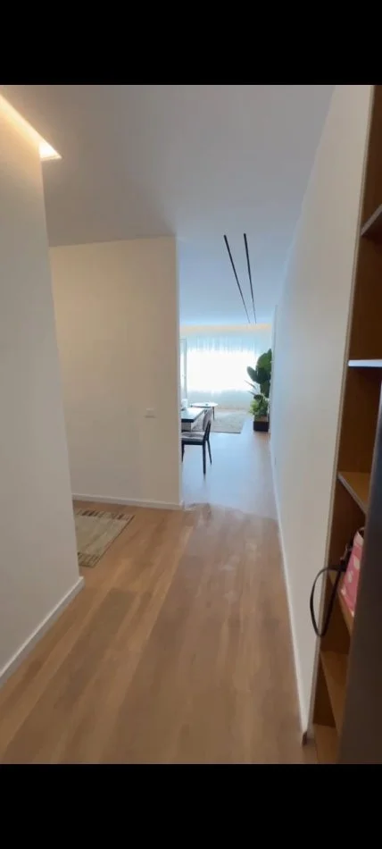 Tirane, jepet me qera apartament 3+1 Kati 3, 131 m² 1.100 € (Rruga Hamdi Sina)