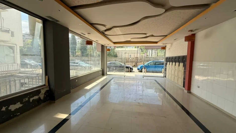 Tirane, shitet ambjent biznesi Kati 0, 294 m² 398.000 € (Kodra e Diellit, pranë kompleksit Eleonora)