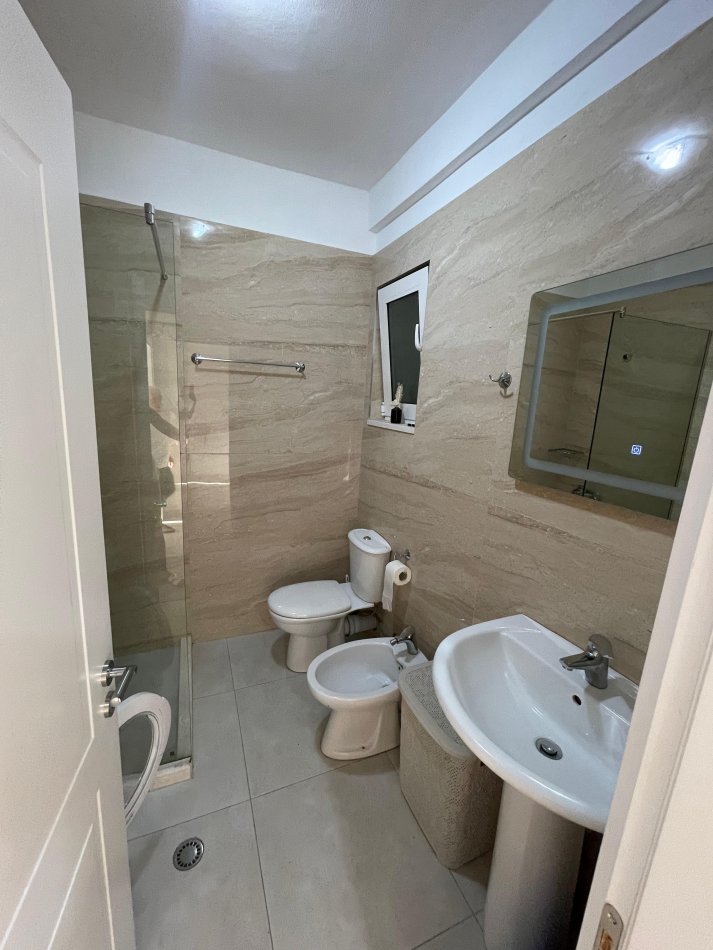 Tirane, jepet me qera apartament 1+1+Ballkon Kati 6, 65 m² 470 € (rruga fuat toptani)