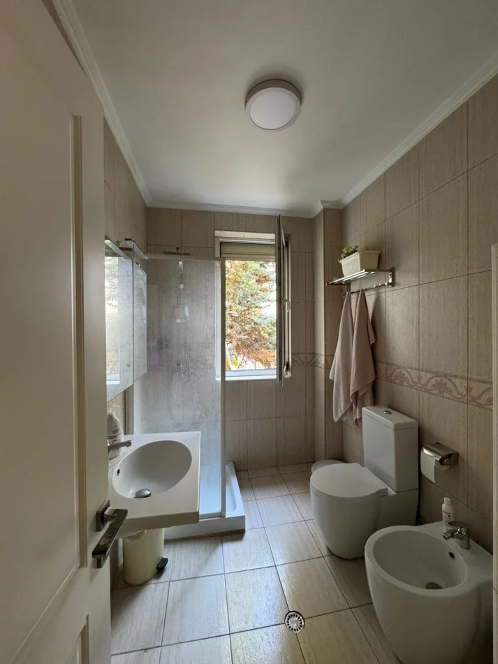 Tirane, jepet me qera apartament 2+1+Aneks+Ballkon Kati 1, 126 m² 1.000 € (RRUGA EDUART MANO)