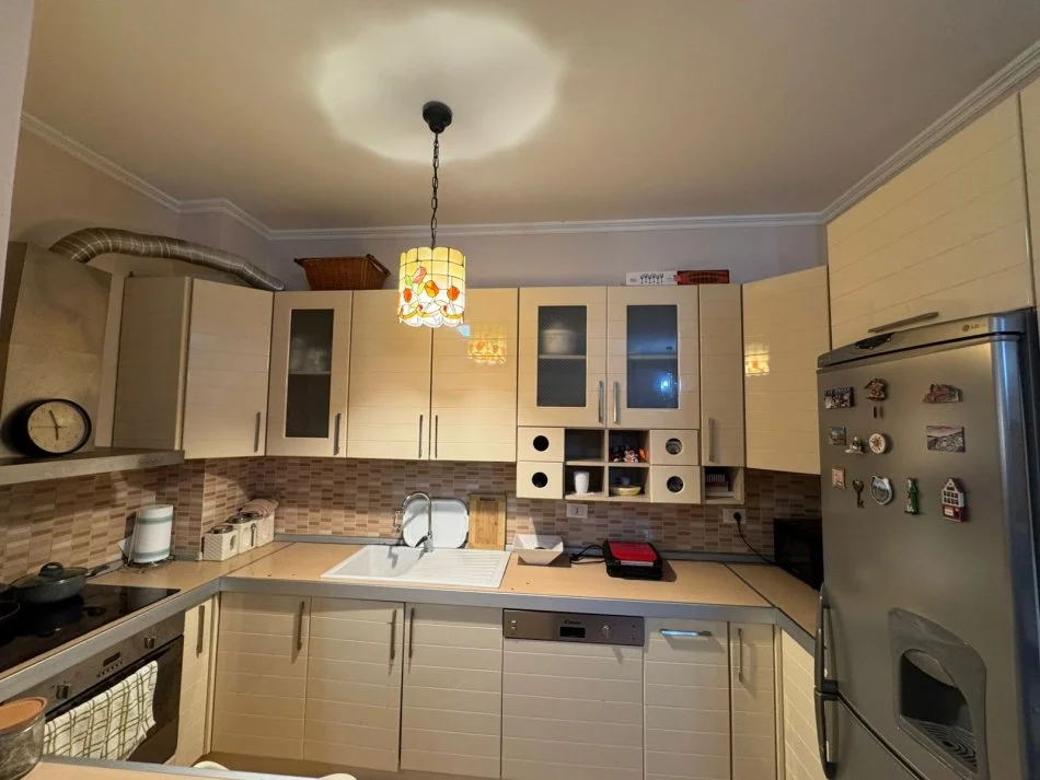 Tirane, jepet me qera apartament 2+1+Aneks+Ballkon Kati 1, 126 m² 1.000 € (RRUGA EDUART MANO)