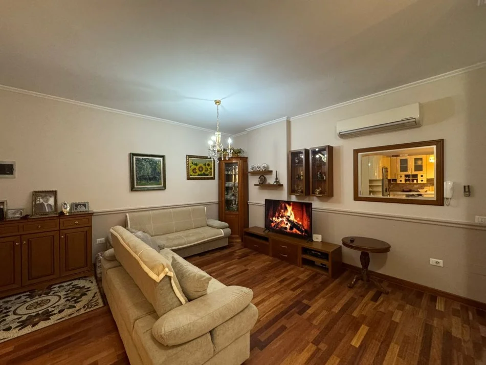 Tirane, jepet me qera apartament 2+1+Aneks+Ballkon Kati 1, 126 m² 1.000 € (RRUGA EDUART MANO)