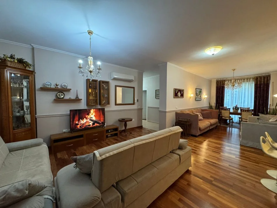 Tirane, jepet me qera apartament 2+1+Aneks+Ballkon Kati 1, 126 m² 1.000 € (RRUGA EDUART MANO)