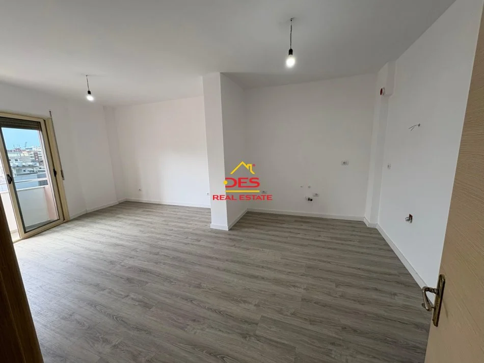 Vlore, shitet apartament 1+1+Ballkon Kati 5, 84 m² 98.000 € (Rruga Sulejman Delvina)