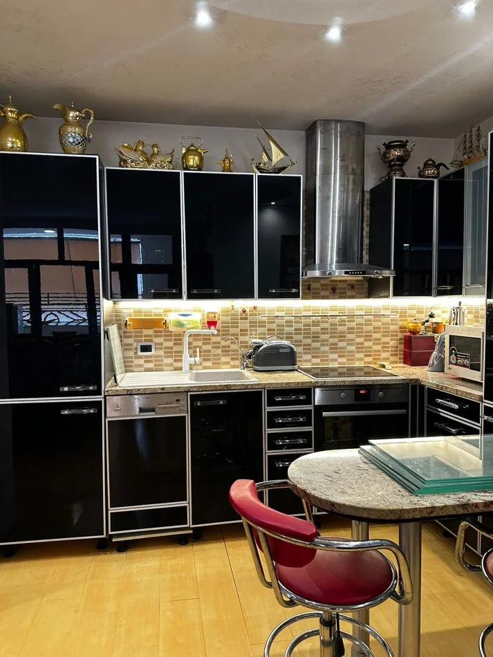 Tirane, jepet me qera apartament 3+1+Ballkon Kati 9, 120 m² 1.500 € (qender)