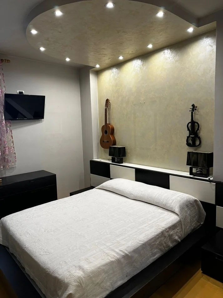 Tirane, jepet me qera apartament 3+1+Ballkon Kati 9, 120 m² 1.500 € (qender)