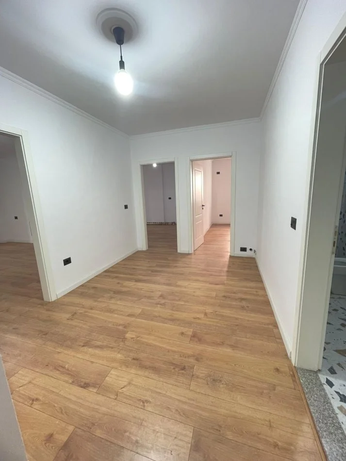 Tirane, shitet apartament 2+1+Ballkon Kati 3, 100 m² 155.000 € (Rruga e Kavajes)