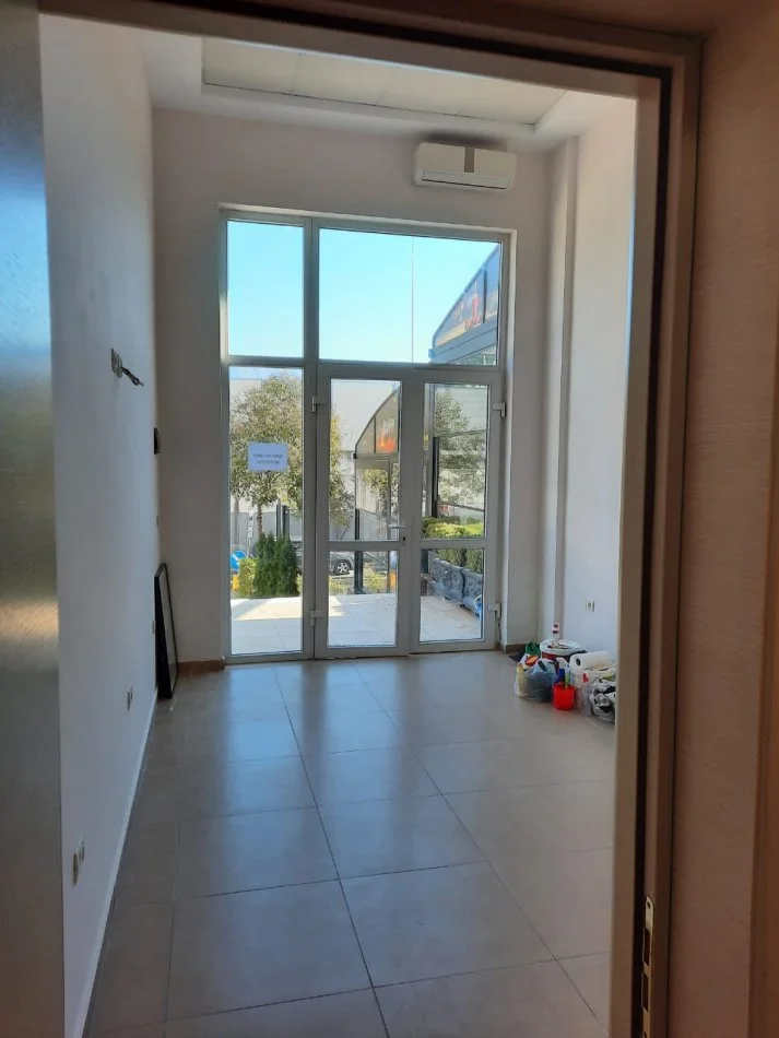 Tirane, jepet me qera ambjent biznesi Kati 0, 22 m² 350 € (Liqeni i thate)