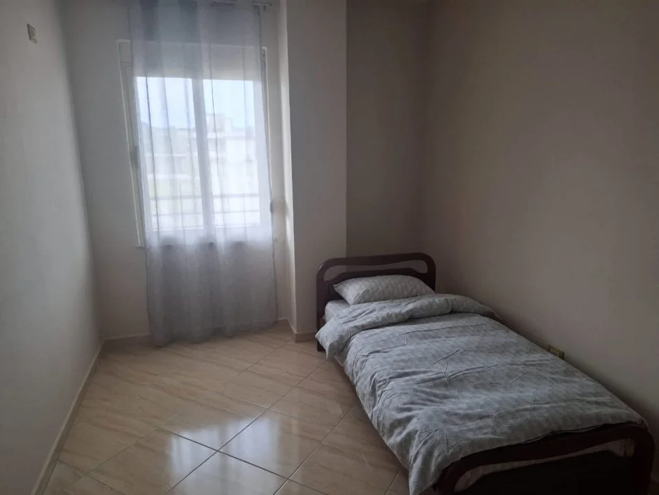 Durres, jepet me qera apartament 2+1+Aneks+Ballkon Kati 10, 100 m² 500 € (Ish Rajon)