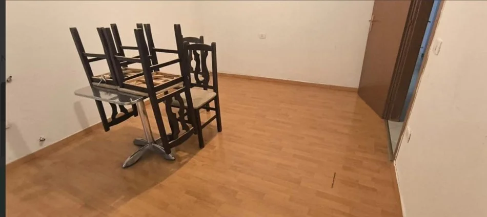 Tirane, jepet me qera apartament 2+1 Kati 1, 128 m² 800 € (Rruga Hasan Alla)