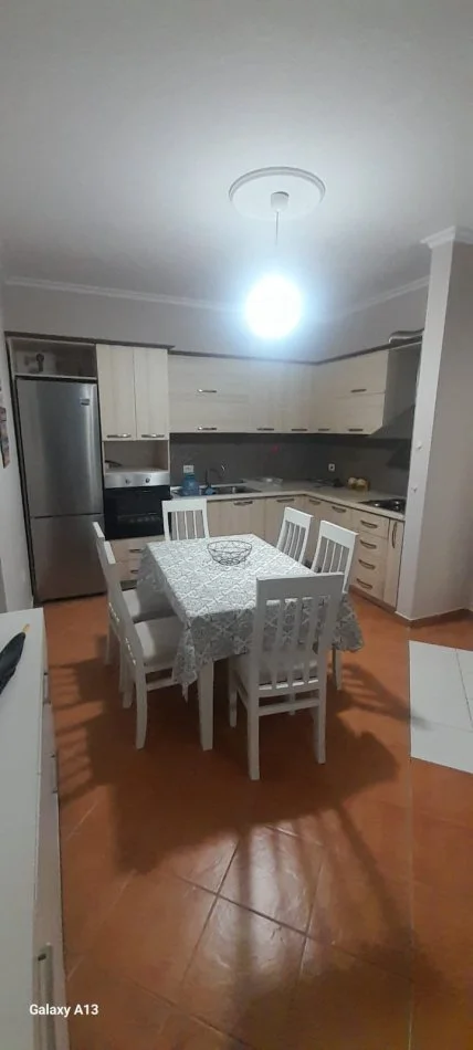 Tirane, jepet me qera apartament 3+1 , 108 m² 550 € (Rruga Stefan Shundi)