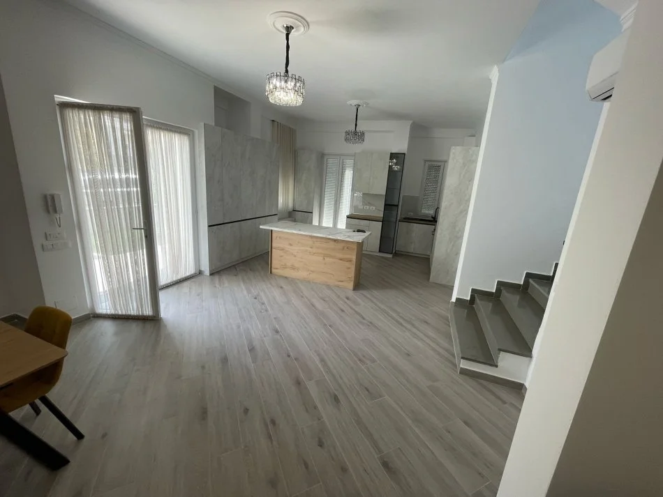 Tirane, jepet me qera Vile 4+1+Ballkon Kati 0, 240 m² 2.000 € (TEG)