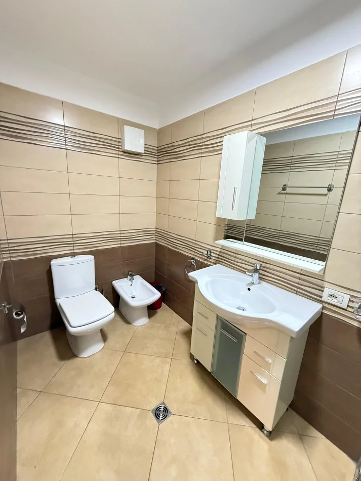 Tirane, jepet me qera 1+1 Kati 5, 450 € (Njazi Dema)