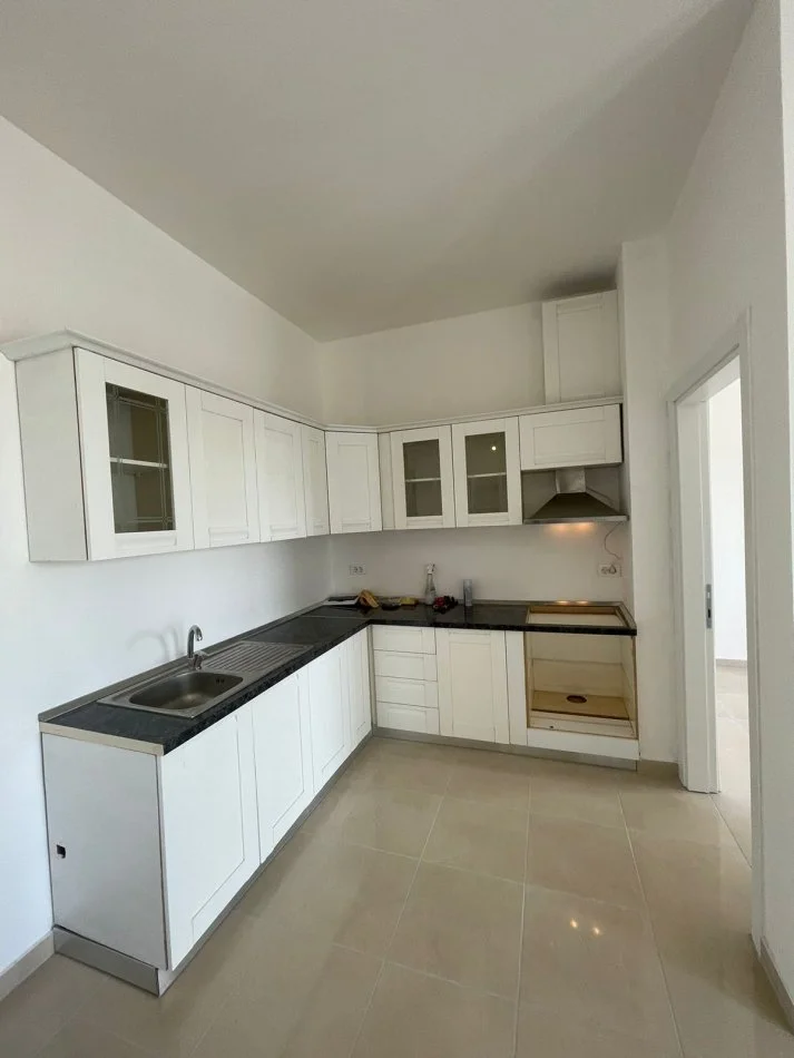 Shqiperi, jepet me qera apartament 2+1 Kati 8, 80 m² 300 € (Bulevardi Blu, perballe Bashkise Kamez)