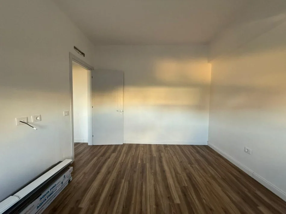 Shqiperi, jepet me qera zyre Kati 1, 1.120 m² 550 € (Unaza e Re)