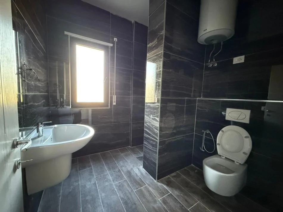 Shqiperi, jepet me qera zyre Kati 1, 1.120 m² 550 € (Unaza e Re)