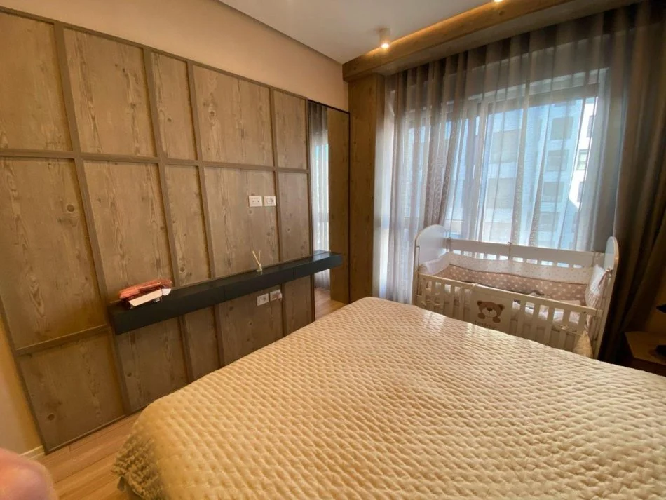 Tirane, jepet me qera apartament 2+1+Ballkon Kati 5, 102 m² 750 € (Kompleksi Kontakt)