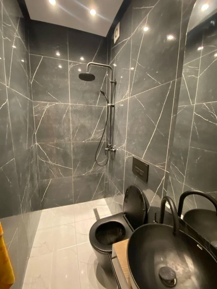 Tirane, jepet me qera apartament 2+1+Ballkon Kati 5, 102 m² 750 € (Kompleksi Kontakt)