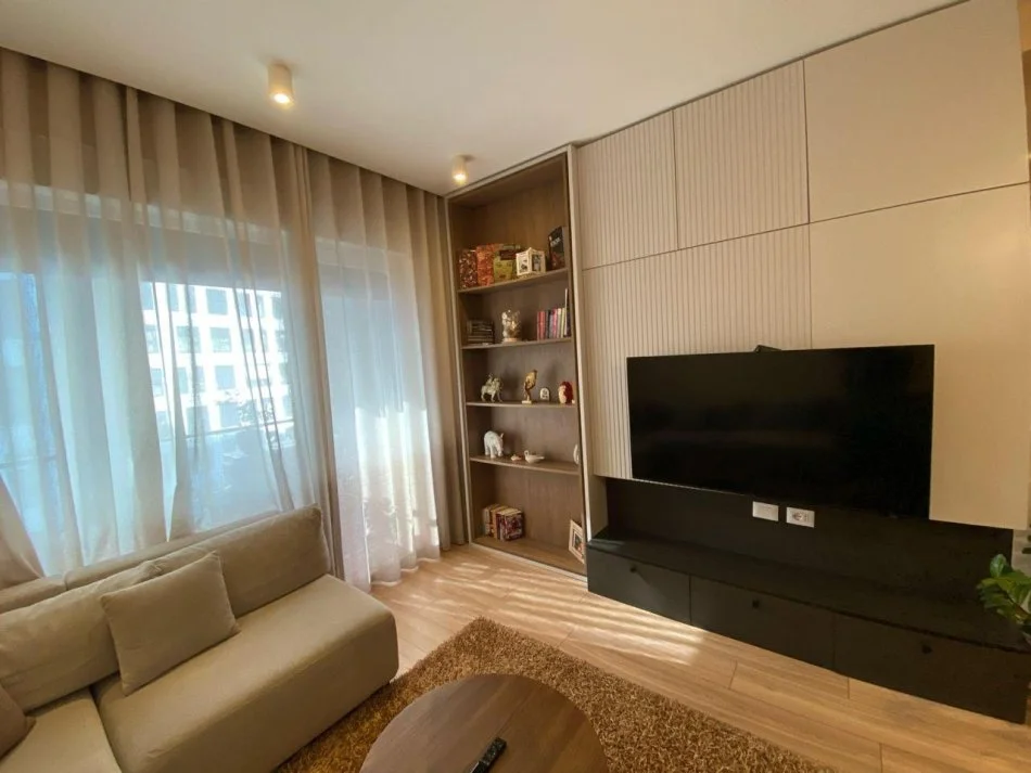 Tirane, jepet me qera apartament 2+1+Ballkon Kati 5, 102 m² 750 € (Kompleksi Kontakt)