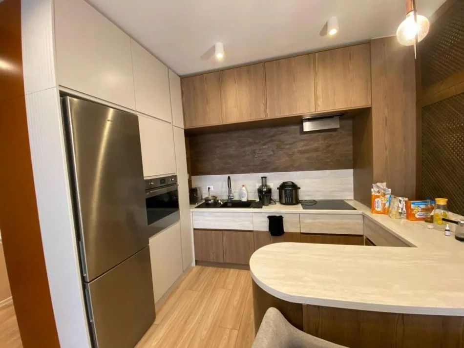 Tirane, jepet me qera apartament 2+1+Ballkon Kati 5, 102 m² 750 € (Kompleksi Kontakt)