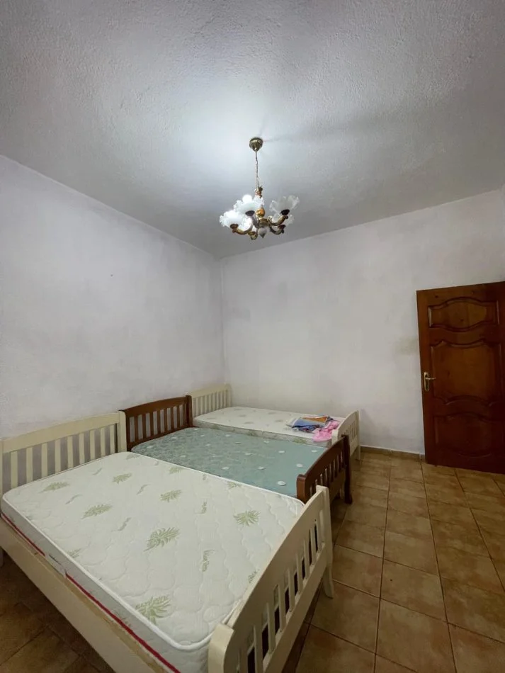 Tirane, jepet me qera shtepi 1+1 Kati 1, (Bulevardi i Ri)