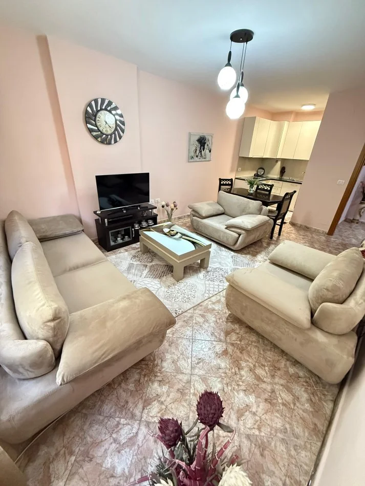 Tirane, jepet me qera apartament 2+1 Kati 2, 700 € 