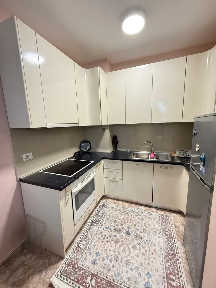 Tirane, jepet me qera apartament 2+1 Kati 2, 700 € 
