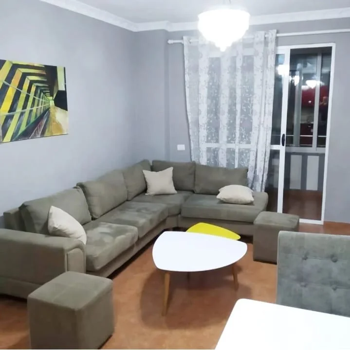 JEPET ME QERA SUPER APARTAMENT 2+1 I MOBILUAR NE ASTIR TEK ARTISTI 450 €