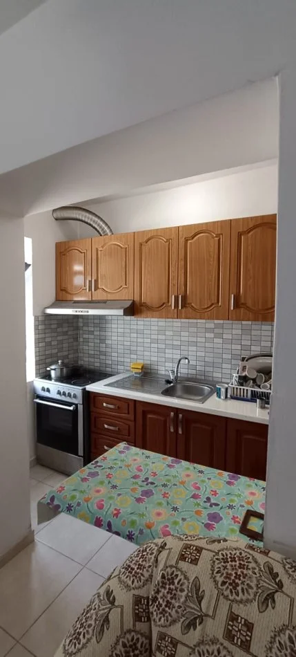 Tirane, jepet me qera apartament 2+1+Ballkon Kati 2, 80 m² 500 € (Rruga Ali Demi)