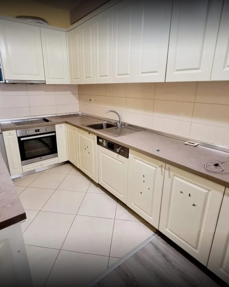 Tirane, jepet me qera apartament 2+1+Ballkon Kati 5, 120 m² 500 € (Astir)