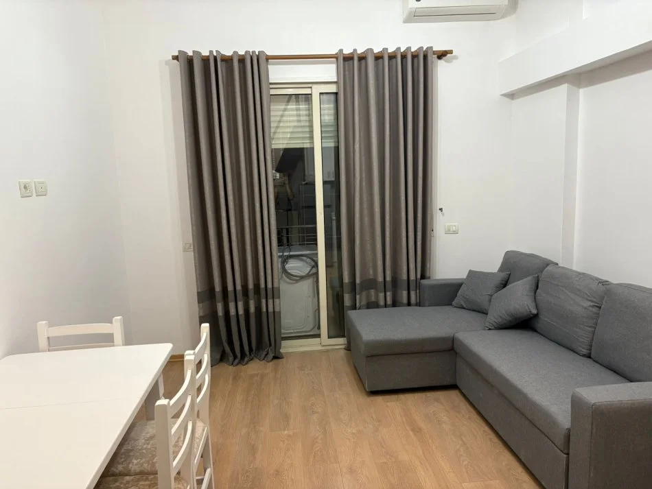 Tirane, jepet me qera apartament 1+1+Ballkon Kati 1, 59 m² 500 € (Yzberisht)
