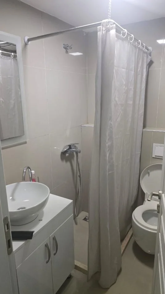 Tirane, jepet me qera apartament 1+1+Ballkon Kati 1, 59 m² 500 € (Yzberisht)