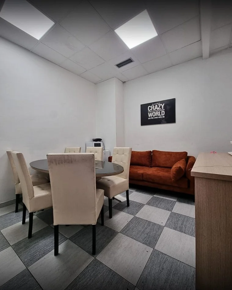 Tirane, jepet me qera zyre Kati 2, 184 m² 1.200 € (Ish Ekspozita)