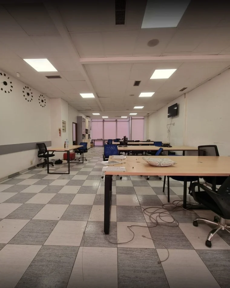 Tirane, jepet me qera zyre Kati 2, 184 m² 1.200 € (Ish Ekspozita)