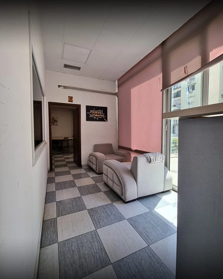 Tirane, jepet me qera zyre Kati 2, 184 m² 1.200 € (Ish Ekspozita)