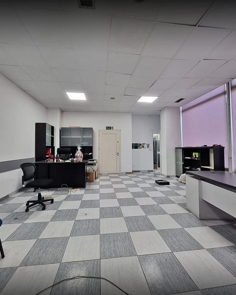 Tirane, jepet me qera zyre Kati 2, 184 m² 1.200 € (Ish Ekspozita)
