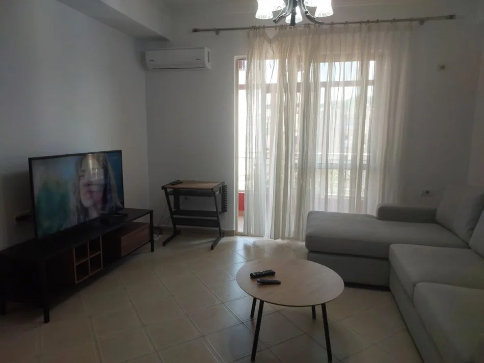 Tirane, jepet me qera apartament 1+1+Ballkon Kati 5, 63 m² 650 € (Kika1)