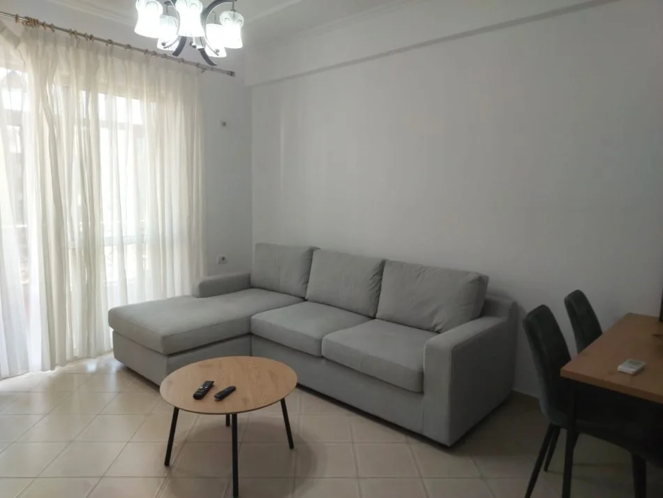 Tirane, jepet me qera apartament 1+1+Ballkon Kati 5, 63 m² 650 € (Kika1)