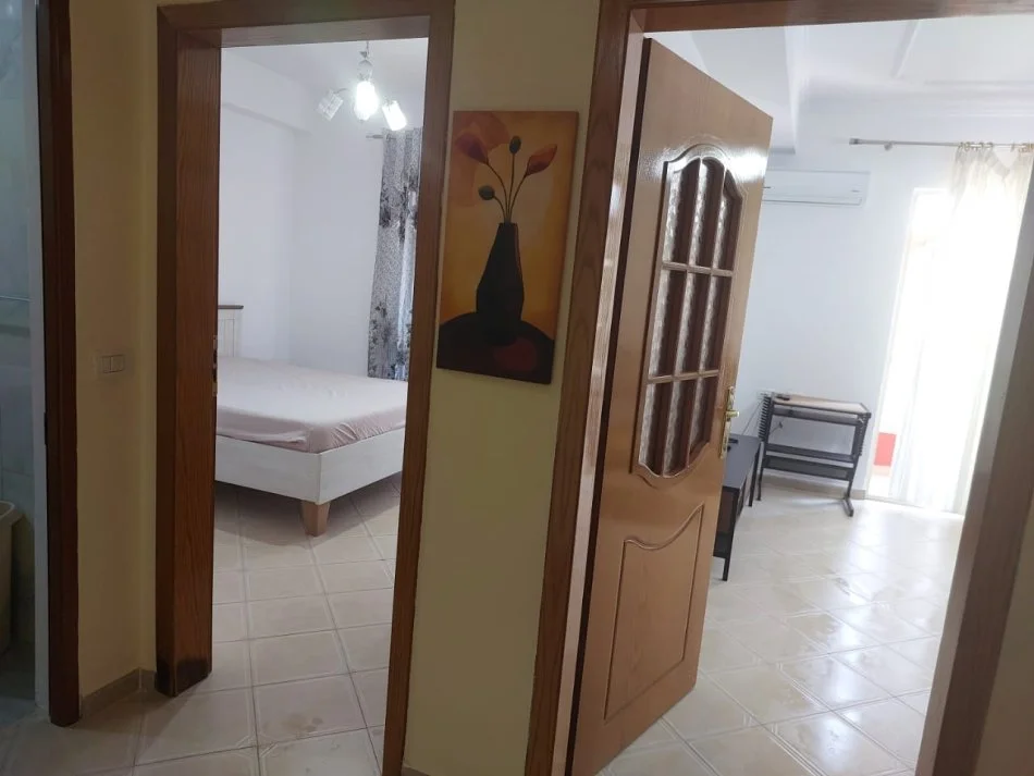 Tirane, jepet me qera apartament 1+1+Ballkon Kati 4, 65 m² 650 € (Kika 1)