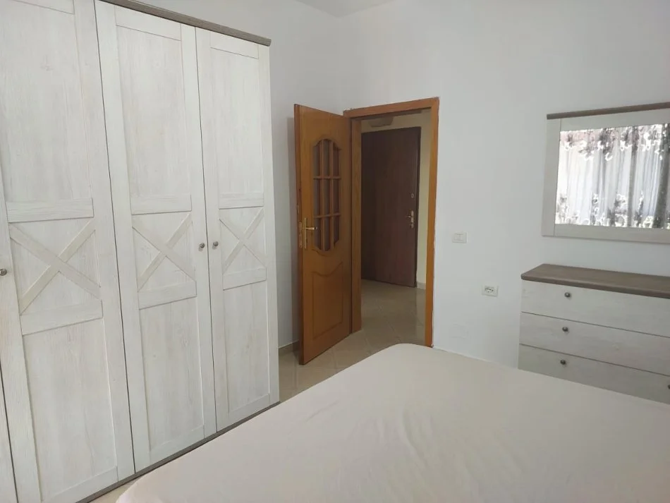 Tirane, jepet me qera apartament 1+1+Ballkon Kati 5, 63 m² 650 € (Kika1)