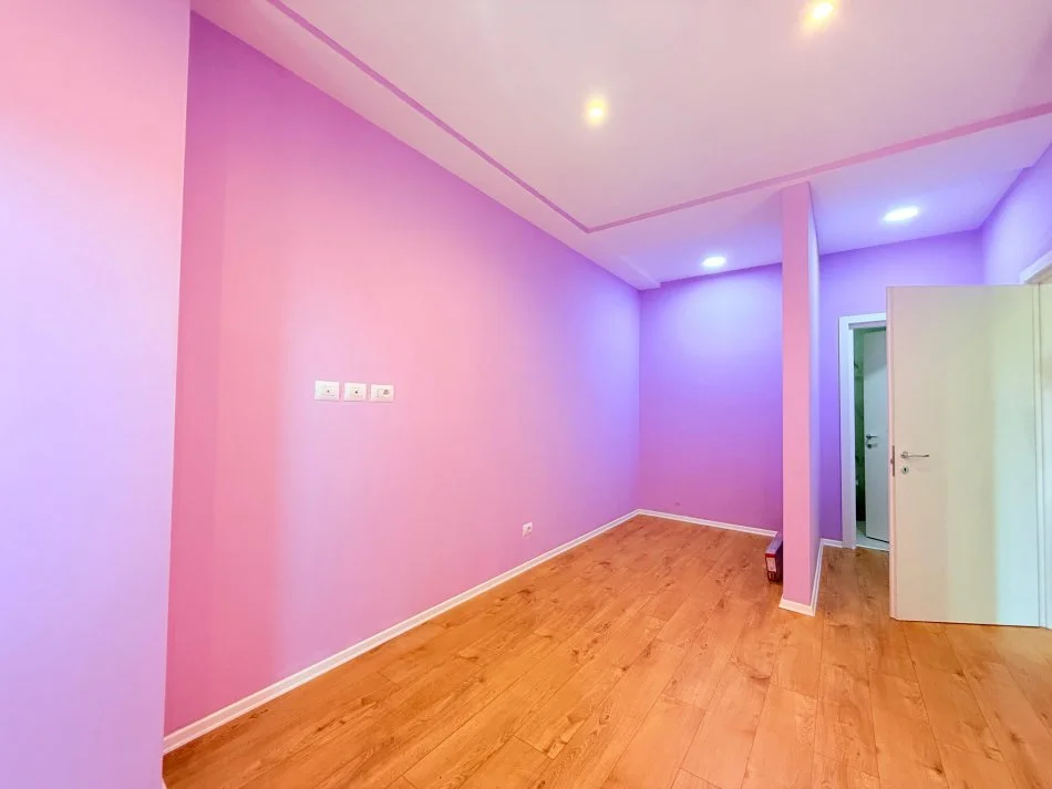 Tirane, jepet me qera ambjent biznesi Kati 7, 110 m² 1.000 € (Garden Building)