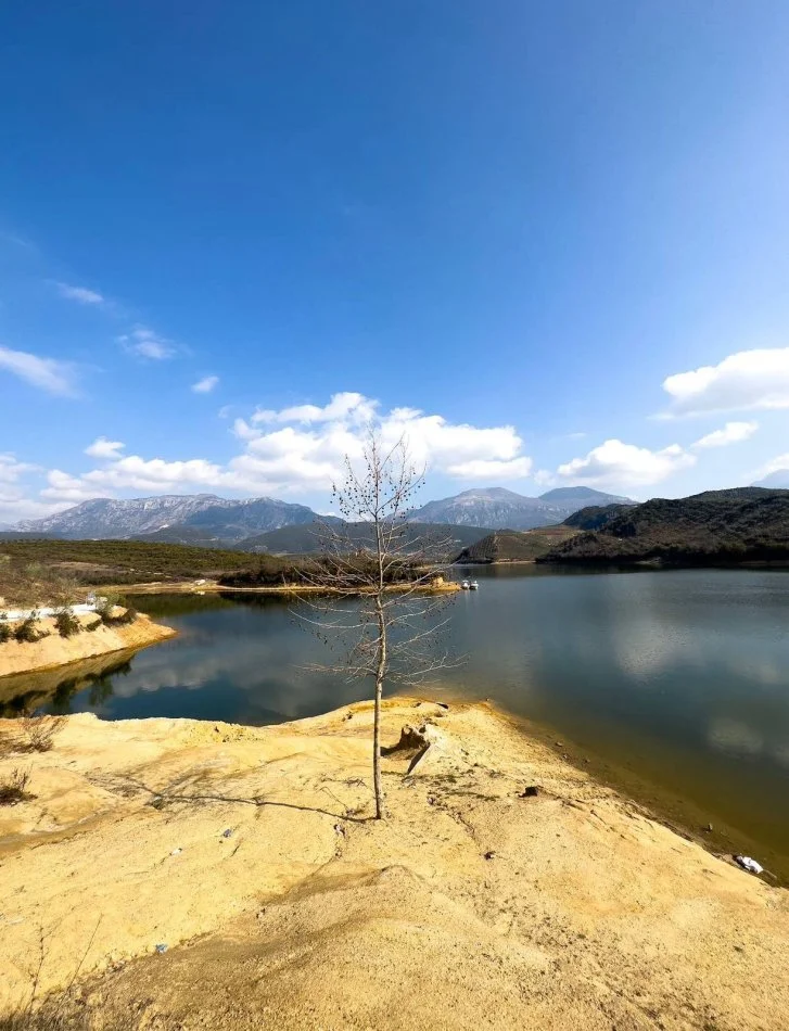 Tirane, shitet toke , 3.000 m² 150.000 € (Liqeni i Cerkezes)