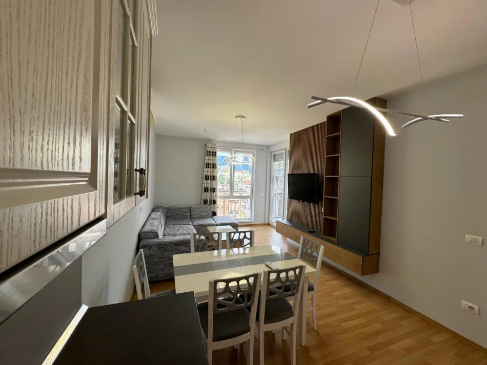 Tirane, jepet me qera apartament 1+1+Ballkon Kati 5, 100 m² 800 € (Blloku ambasadave)