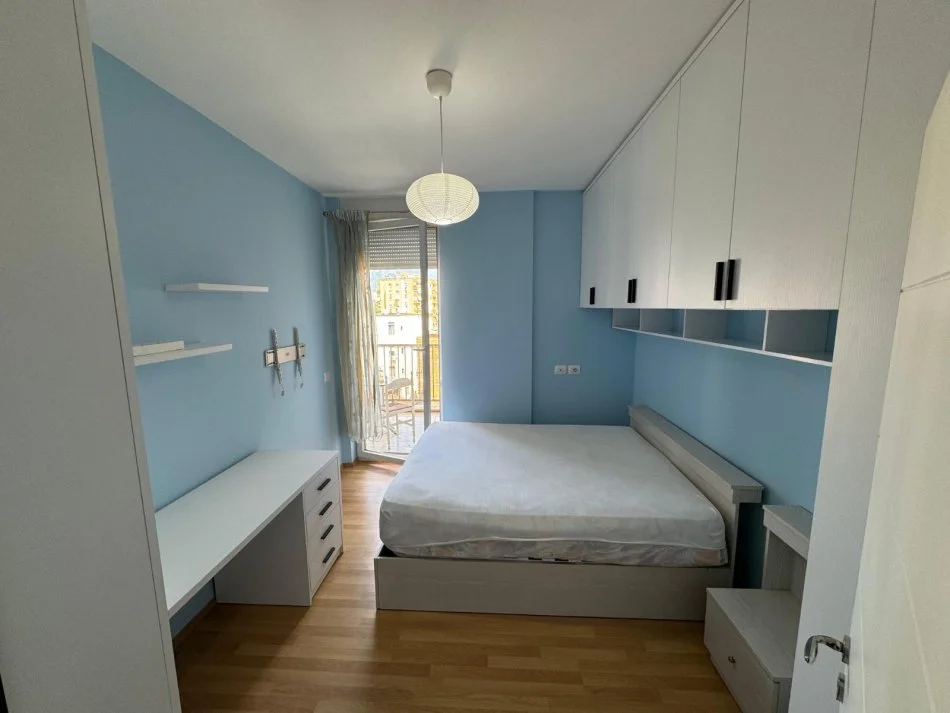 Tirane, jepet me qera apartament 2+1+Ballkon Kati 5, 100 m² 800 € (Blloku ambasadave)